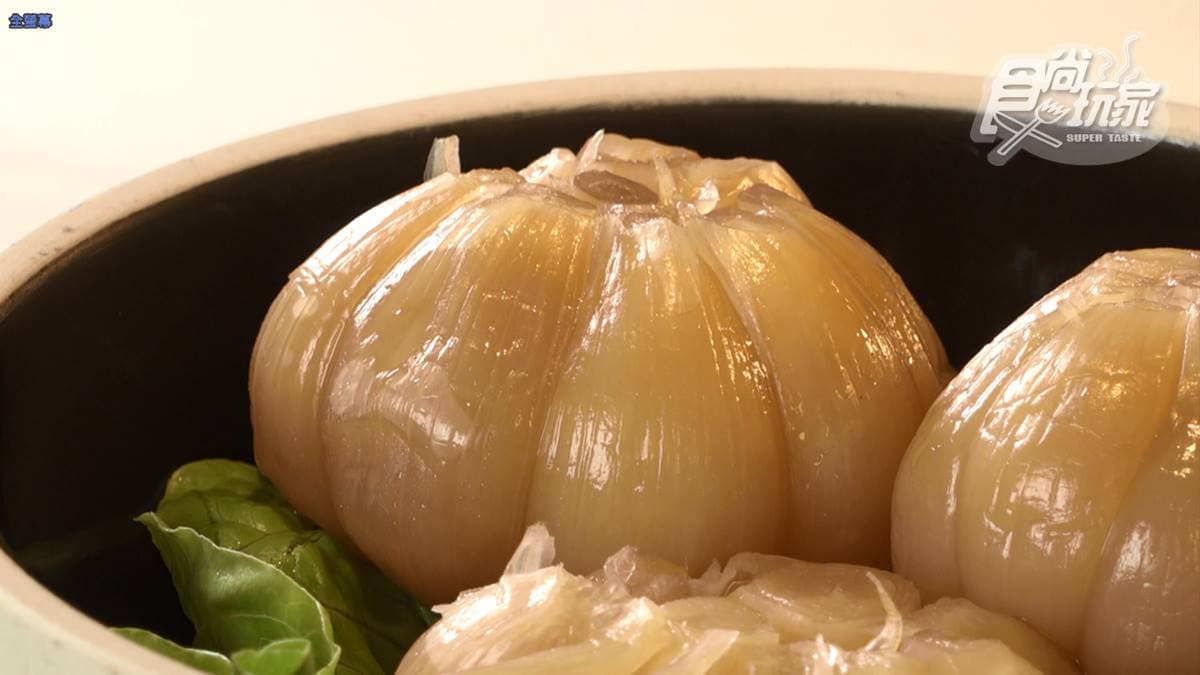 經過醃漬的糖蒜，剝開就可以直接享用。