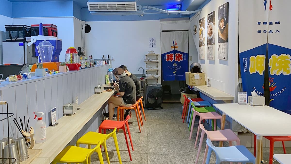 店內空間明亮乾淨，彩色的座椅讓整體多了些活潑感。（圖片來源：YOUZI 佑子）