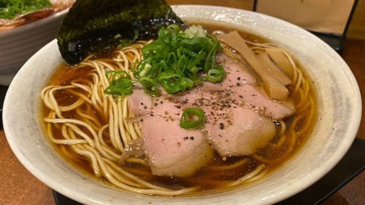 「東京醬油拉麵」醬油湯頭口味偏重，吃起來很厚實香濃。（圖片來源：跟著酪梨吃胖胖）