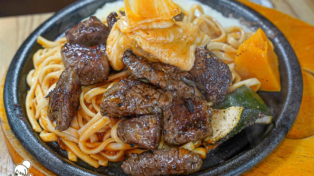 「骰子牛排」還可以升級邪惡的熔岩起司。（圖片來源：跟著尼力吃喝玩樂）