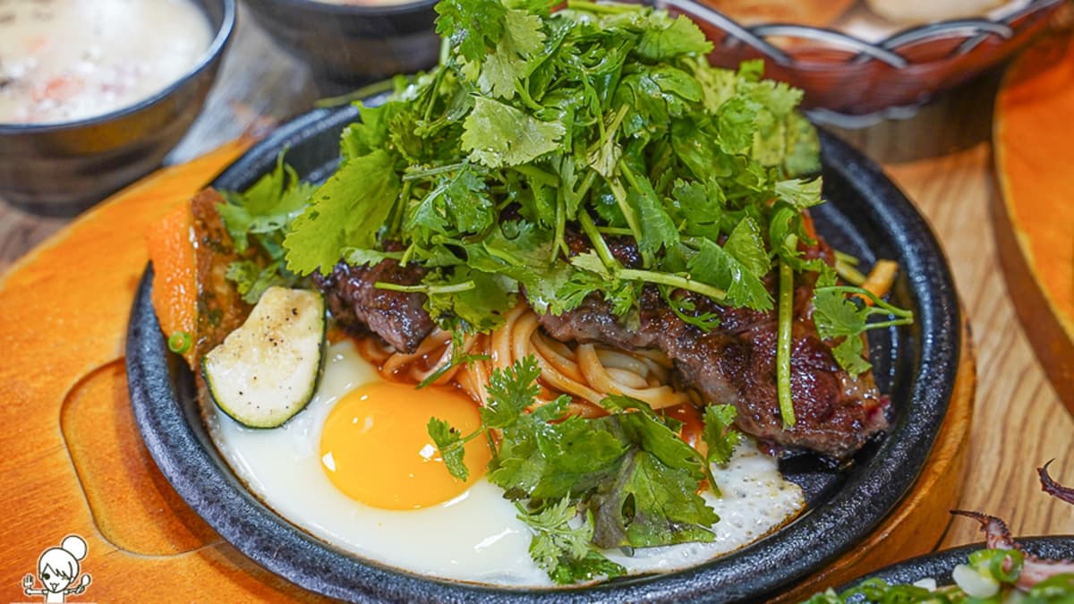 「熟成肋眼牛排」加爆量香菜真的有夠香，搭配牛肉無違和。（圖片來源：跟著尼力吃喝玩樂）