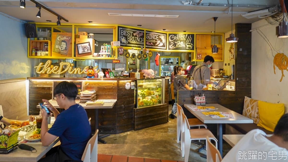 餐廳採長方形格局，１樓設有廚房、櫃檯和用餐區，２樓則為純用餐空間。（圖片來源：跳躍的宅男）