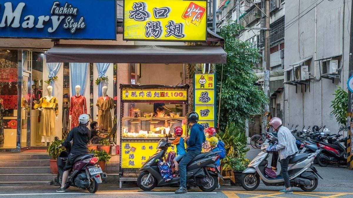 「巷口湯翅」是不少在地人的口袋名單，地點靠近內壢火車站。（圖片來源：大手牽小手玩樂趣）