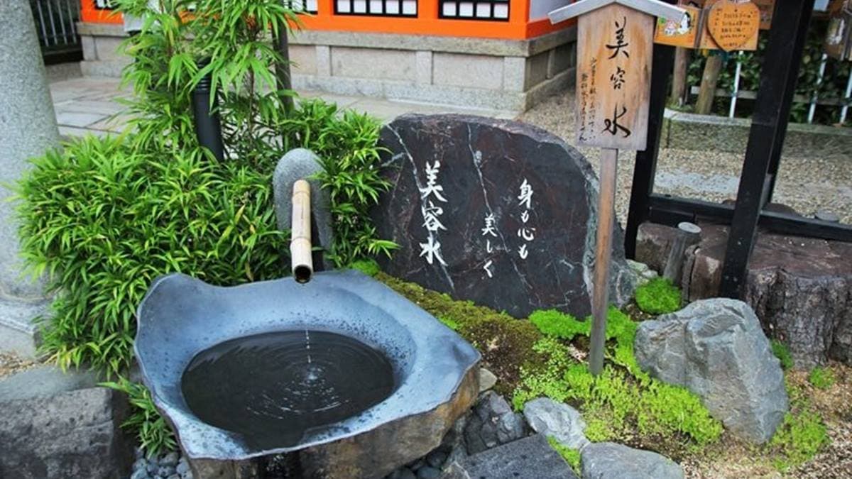 可以用「美容水」親拍臉頰，會讓皮膚變健康。（圖片來源：跟著尼力吃喝玩樂）