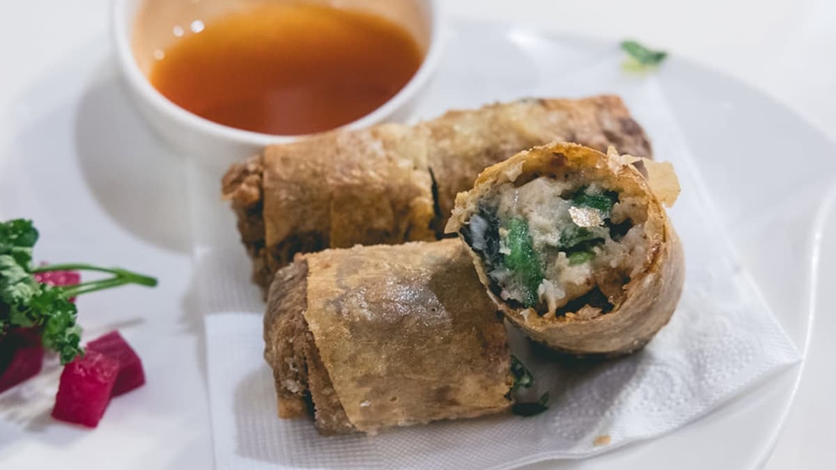 「蚵卷」外皮薄脆，內餡飽滿又水潤。（圖片來源：黑哥桃繽紛假期）