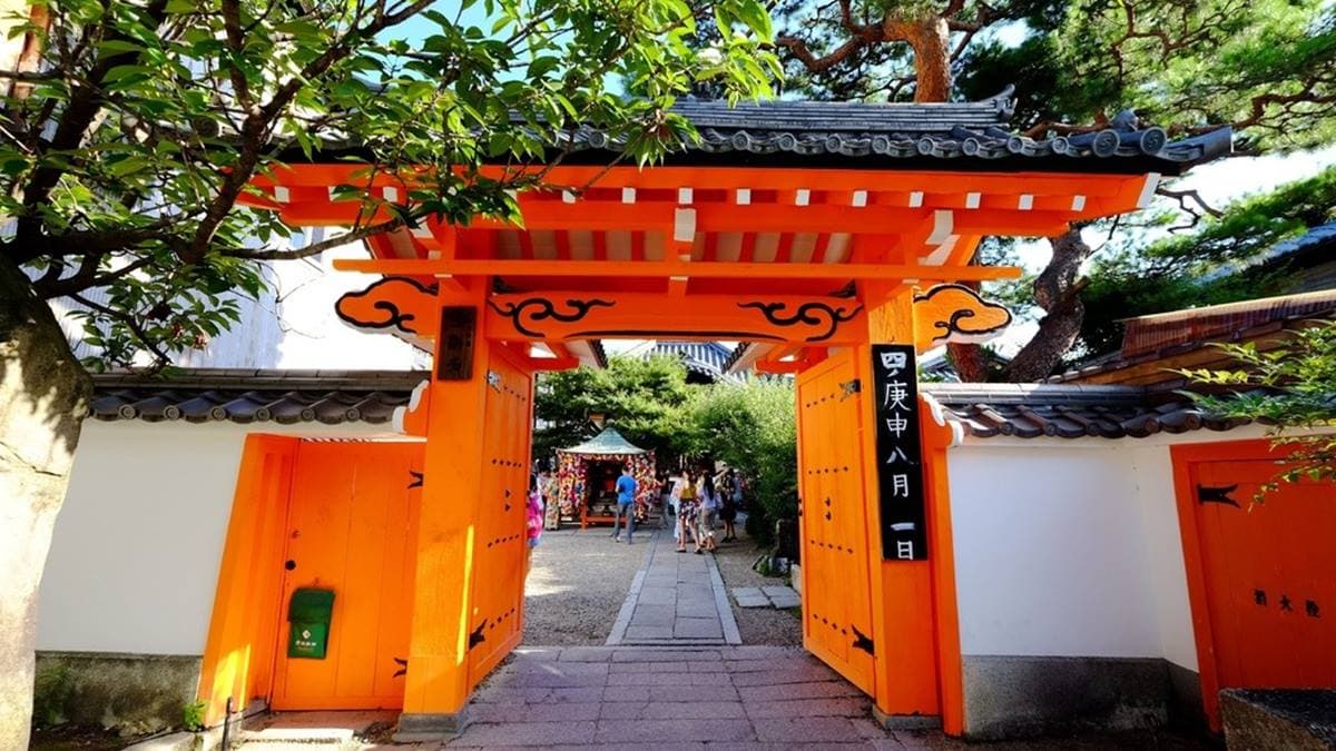 八坂庚申堂整體來說面積不大，又稱為「猴子神社」（圖片來源：西莉亞玩樂人生）