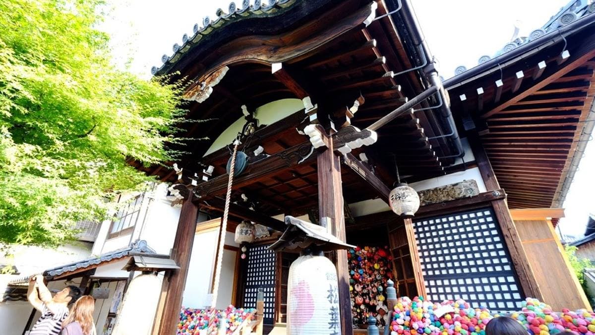 神社裡到處都有「不看、不聽、不說」的三猴身影。（圖片來源：西莉亞玩樂人生）