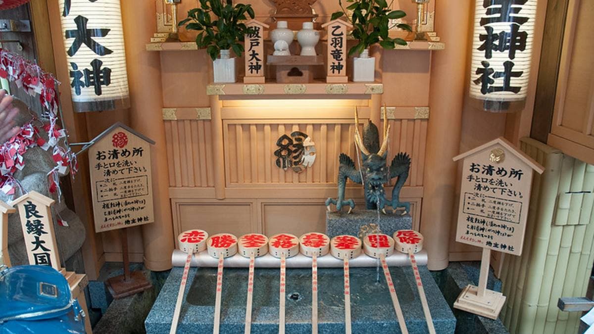 神社供奉的神明很多，每拜１座就要淨手１次。 （圖片來源：小蟲記事簿）