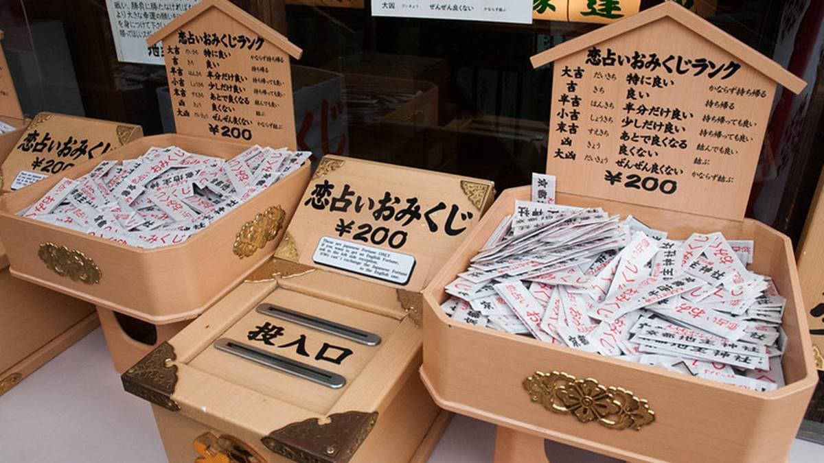 神社有抽籤的服務，據說抽到大吉之外的籤都要去旁邊綁起來解籤。（圖片來源：小蟲記事簿）