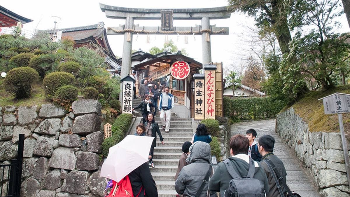 地主神社雖然範圍不大，但拍攝和參拜的人頗多。 （圖片來源：小蟲記事簿）