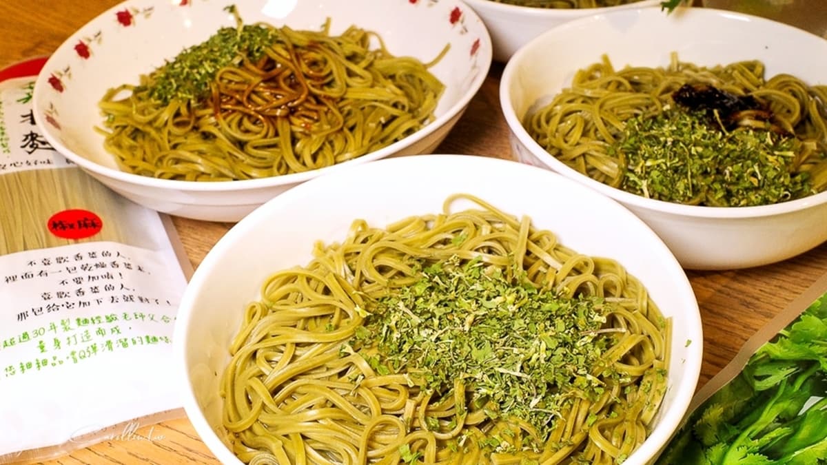 「香菜拌麵」每種口味的醬料都不錯吃。（圖片來源：卡琳。摸魚兒趣）