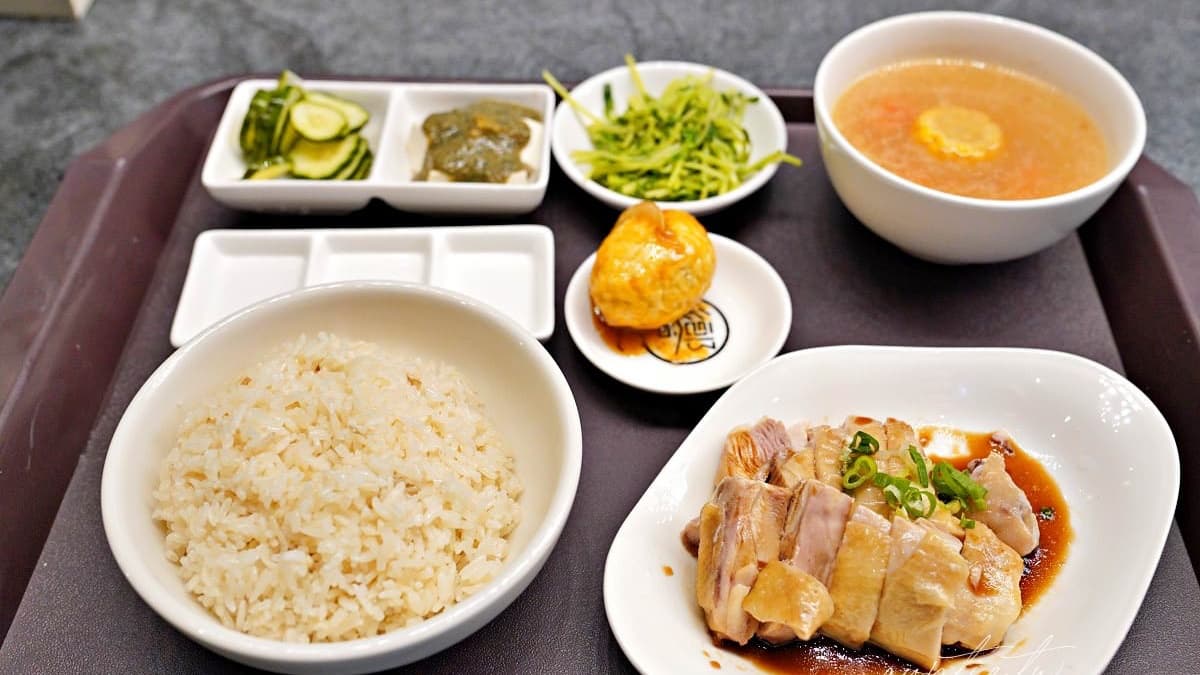 白飯是雞油飯，小菜有附小黃瓜、皮蛋醬豆腐、豆苗、炸蛋跟例湯。（圖片來源：水晶安蹄不務正業過生活）
