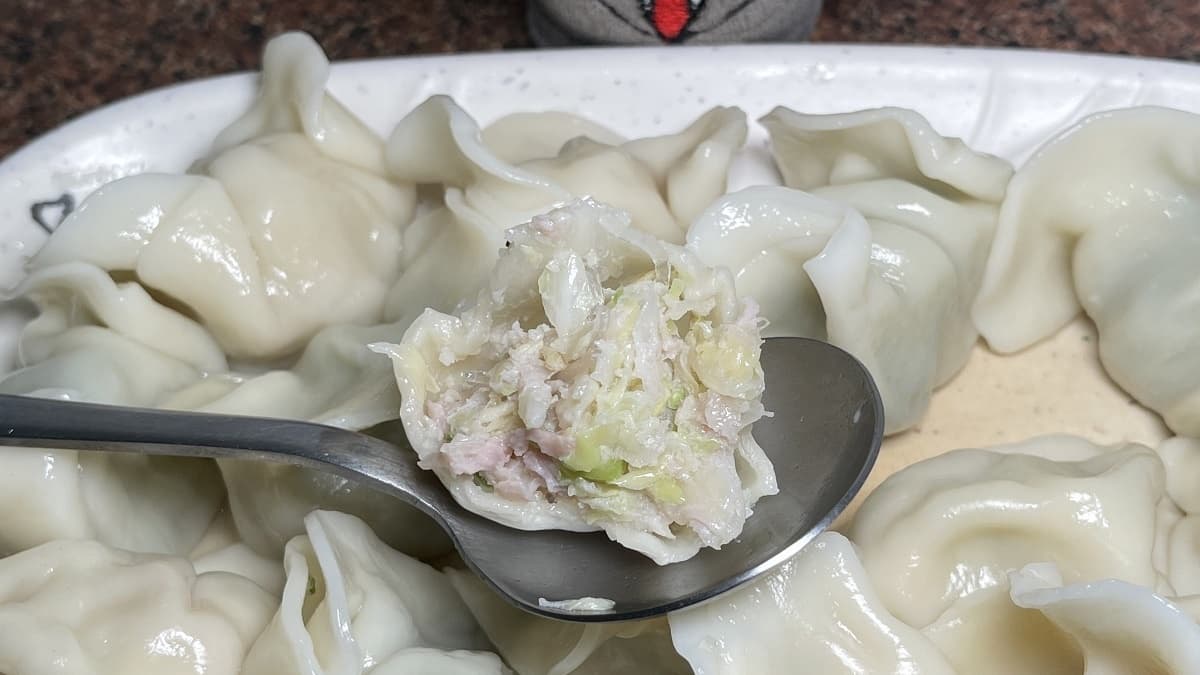 高麗菜水餃吃起中規中矩，內餡相當飽滿。（圖片來源：貓大爺部落格）