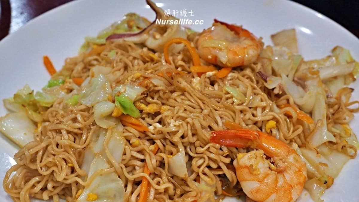 「海鮮炒媽媽麵」就是泰國版炒泡麵，裡面有滿滿的配料，相當澎派。（圖片來源：爆肝護士的玩樂記事）