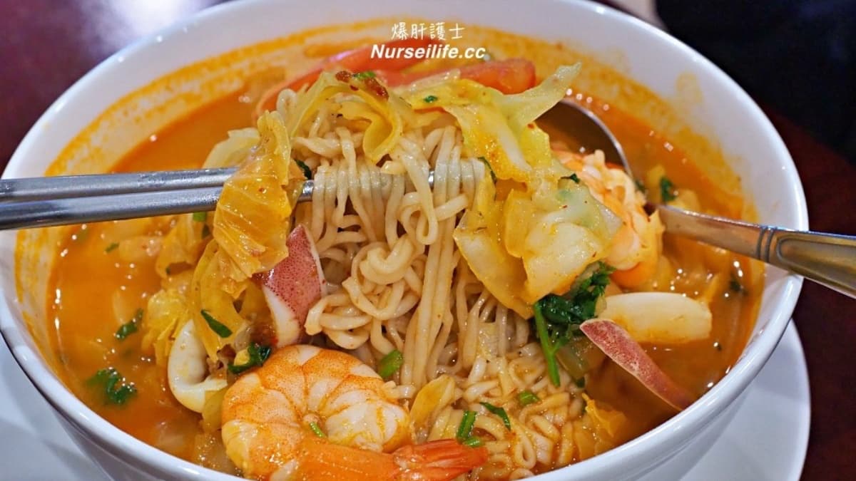 「海鮮酸辣湯媽媽麵」配料同樣多到撈不完，吃完超飽足。（圖片來源：爆肝護士的玩樂記事）