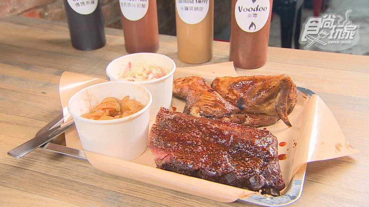 「豬肋排烤雞雙拼」肉質很軟嫩，輕輕一撕就斷開。