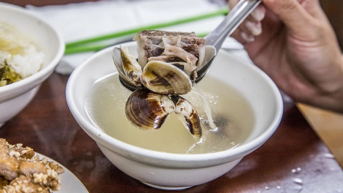 「豬骨湯」裡有肉和蛤蜊，居然才10元！（圖片來源：大手牽小手玩樂趣）