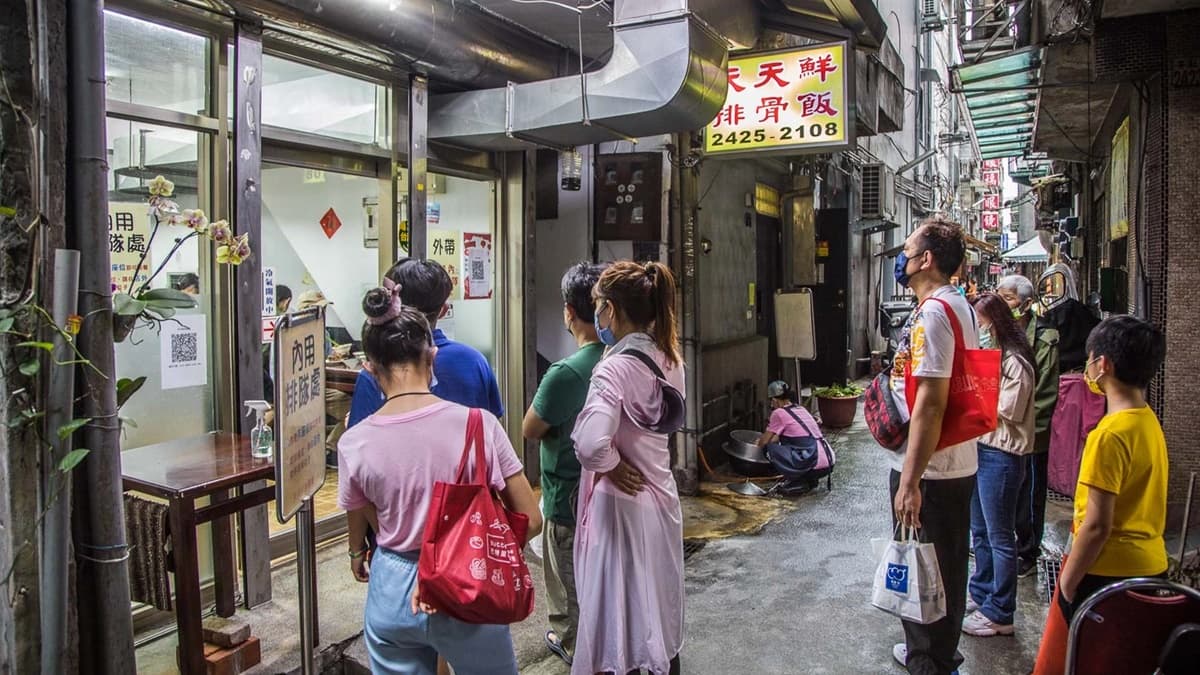 「天天鮮排骨飯」就在孝三路的巷子裡，是基隆必吃美食名單之一。（圖片來源：大手牽小手玩樂趣）