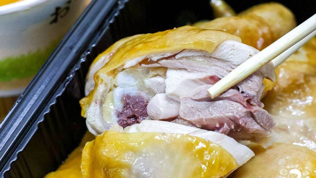 「放山白斬雞」雞皮油油亮亮的好像女生剛敷完面膜的皮膚一樣水嫩。（圖片來源：陳小可的吃喝玩樂）