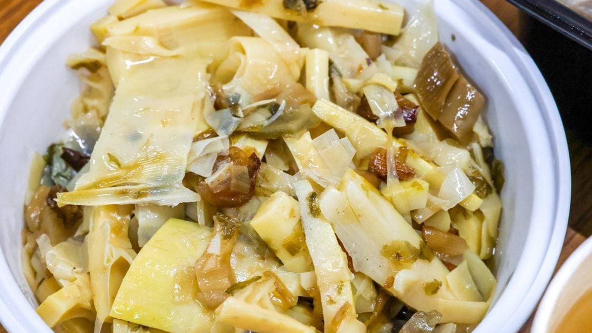 「桂竹筍」鮮脆好入口，還加了酸菜提味，滋味鹹香超下飯。（圖片來源：陳小可的吃喝玩樂）