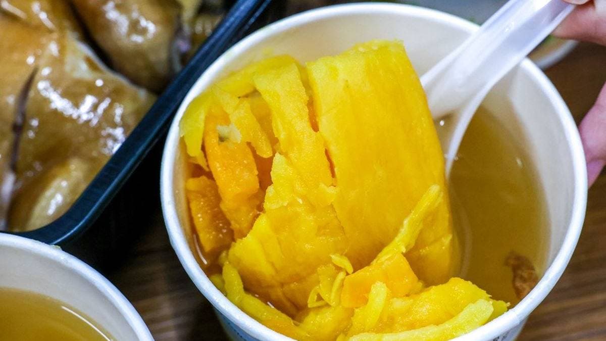地瓜湯加了薑塊久煮的地瓜，綿密入味，好好喝。（圖片來源：陳小可的吃喝玩樂）