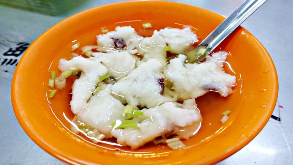 「魷魚羹」雖說是羹類但是湯頭很清，喝起來也很清甜。（圖片來源：水晶安蹄不務正業過生活）