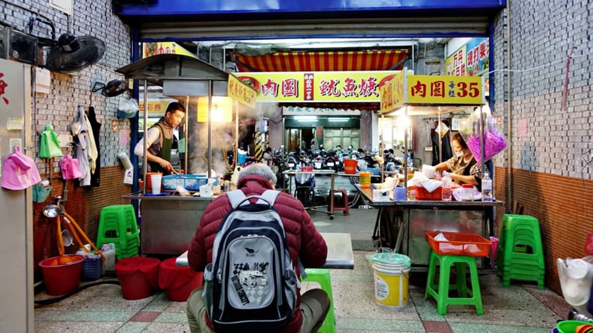 「孝三路魷魚羹肉圓」是開業超過一甲子的老店。（圖片來源：水晶安蹄不務正業過生活）