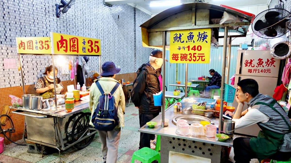 ２家攤位開在同一個店面相對著。（圖片來源：水晶安蹄不務正業過生活）