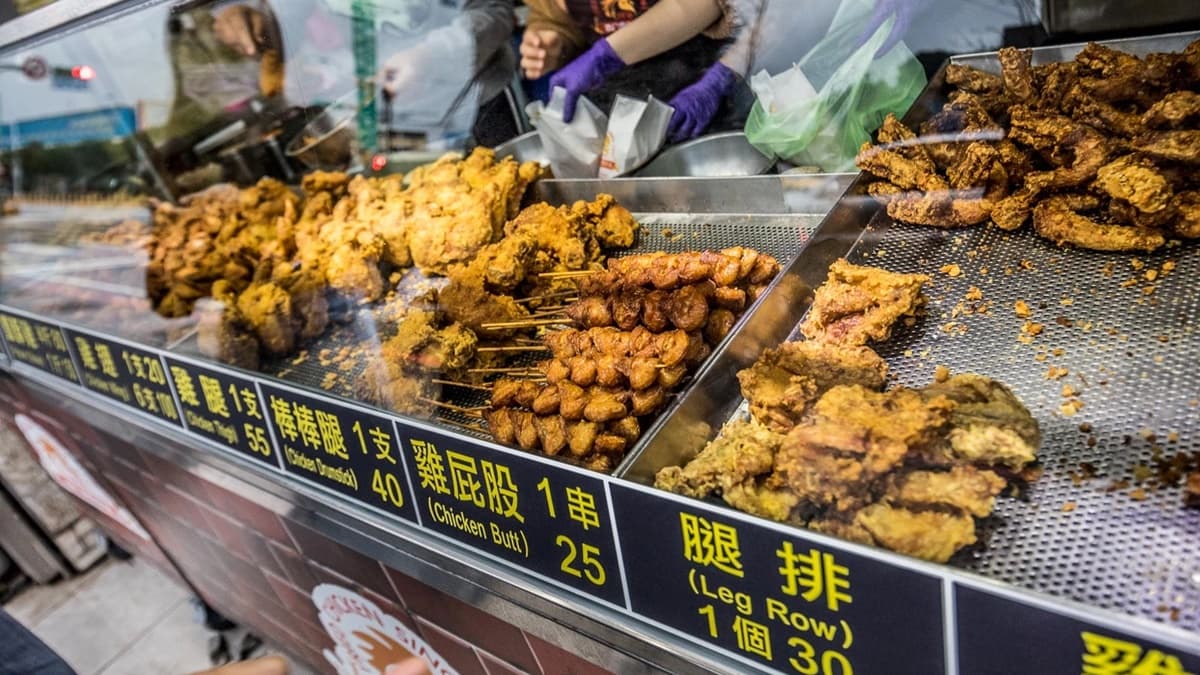 炸雞都是現炸的，炸完直接放進玻璃櫃子裡，通常一出鍋沒多久就被買完。（圖片來源：大手牽小手玩樂趣）