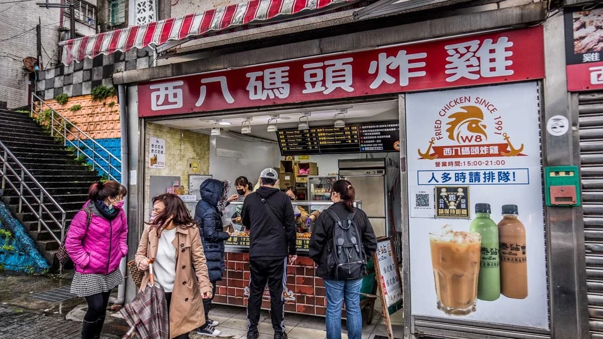 「西八碼頭炸雞（中山店）」店面很好找，遠遠就看到很多人在排隊。（圖片來源：大手牽小手玩樂趣）