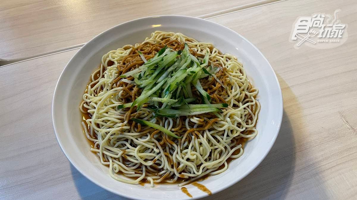 涼麵的醬料使用多種香料和中藥材熬製。