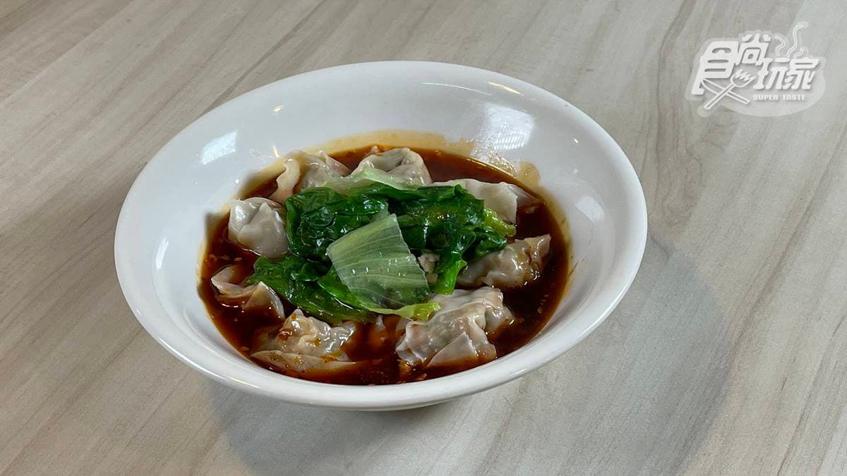 「麻辣抄手」皮薄餡多，搭配特製醬汁很入味。