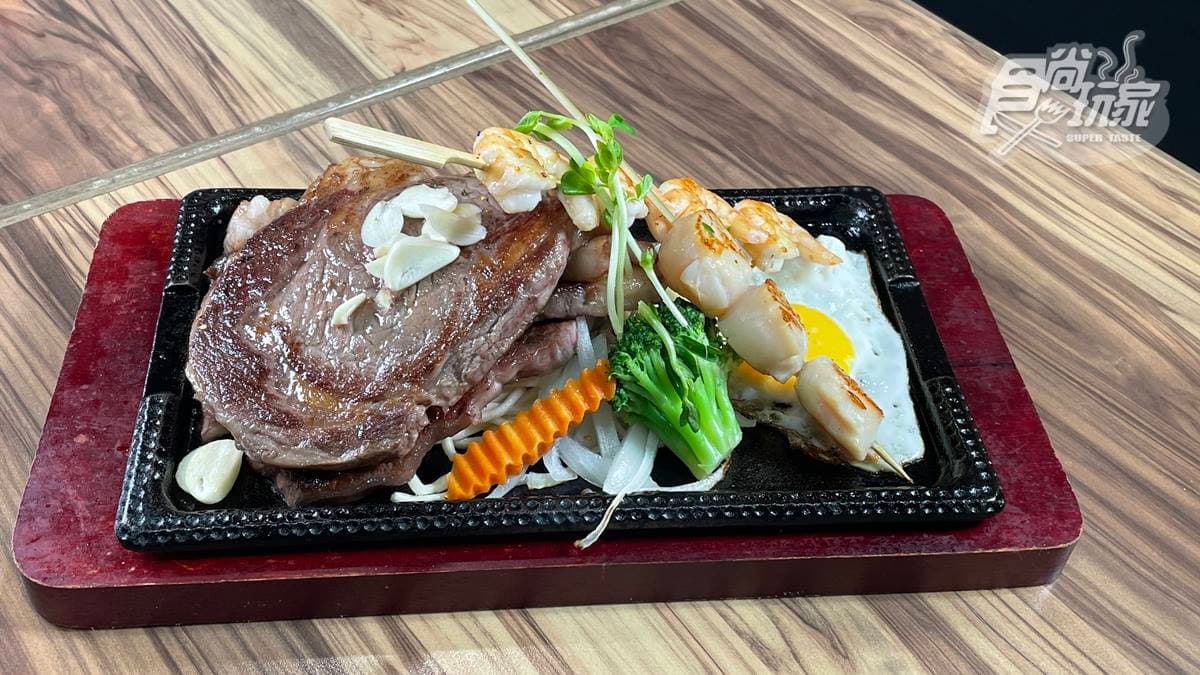 「客製三拼」一次可以爽嗑無骨牛小排、肋眼牛排、海鮮串串。