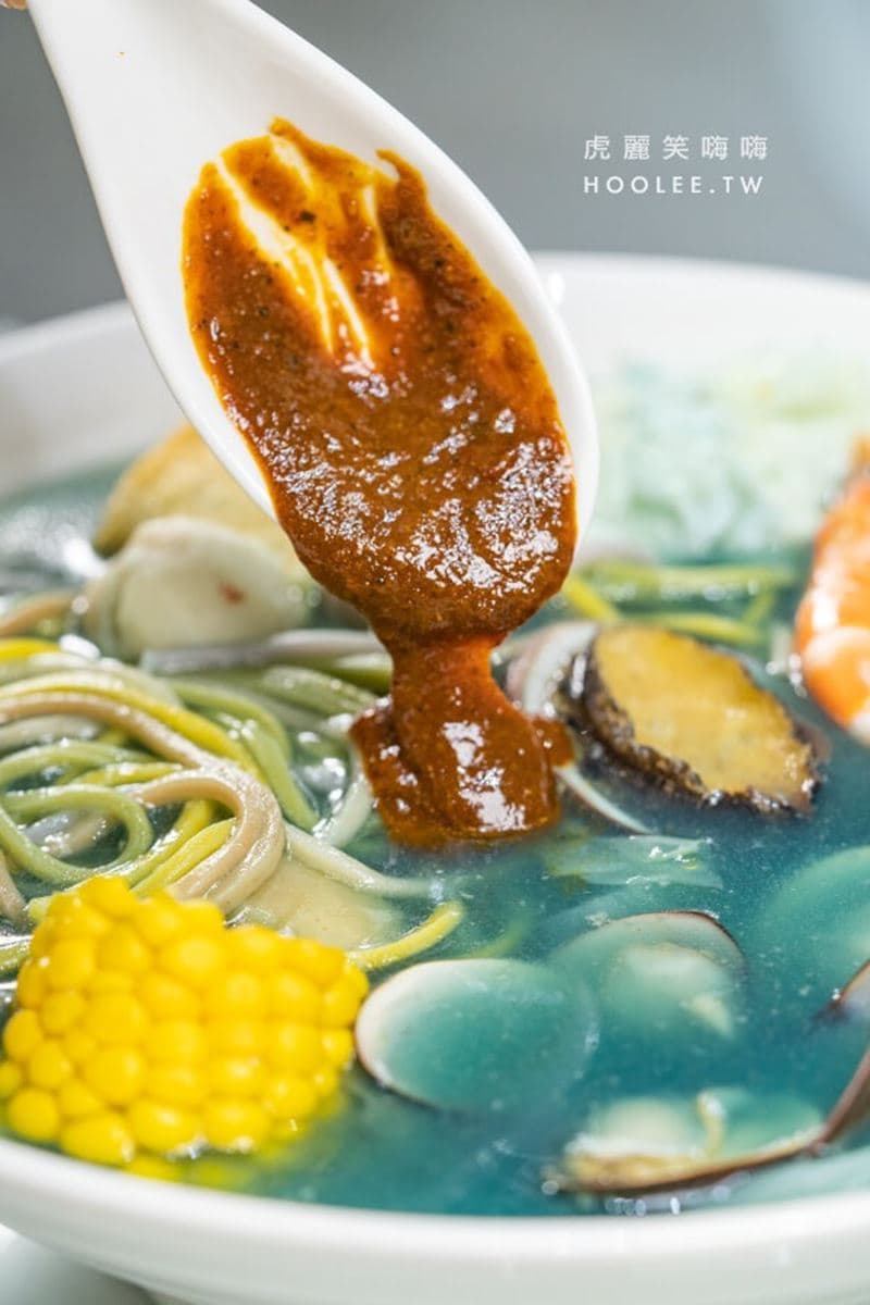 可以吃的藍眼淚?神祕「女巫湯麵」鮑魚、蛤蜊澎派塞滿滿,彩虹麵條超彈牙 可以吃的藍眼淚?神祕「女巫湯麵」鮑魚、蛤蜊澎派塞滿滿,彩虹麵條超彈牙