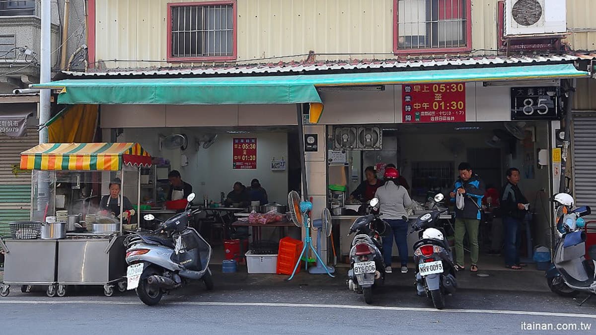 這家開在大勇街的無名鹹粥，已經營業超過一甲子。（圖片來源：台南好Food遊）