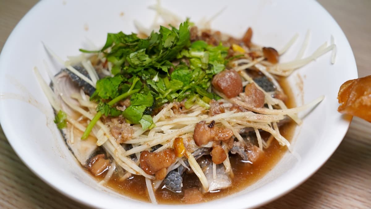 魚皮淋上肉燥更夠味唷！（圖片來源：跳躍的宅男）