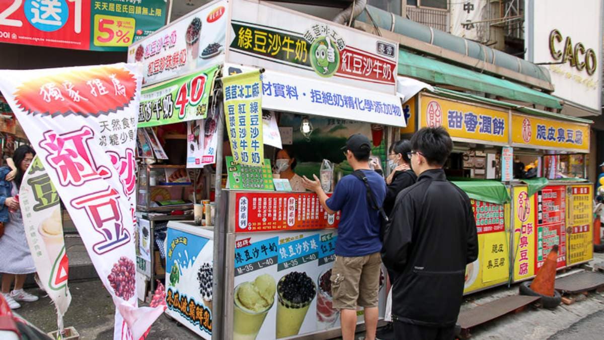 每次到東海時，都會經過位在屈臣氏前的「荳荳冰工廠」。（圖片來源：花露露 の花花世界）