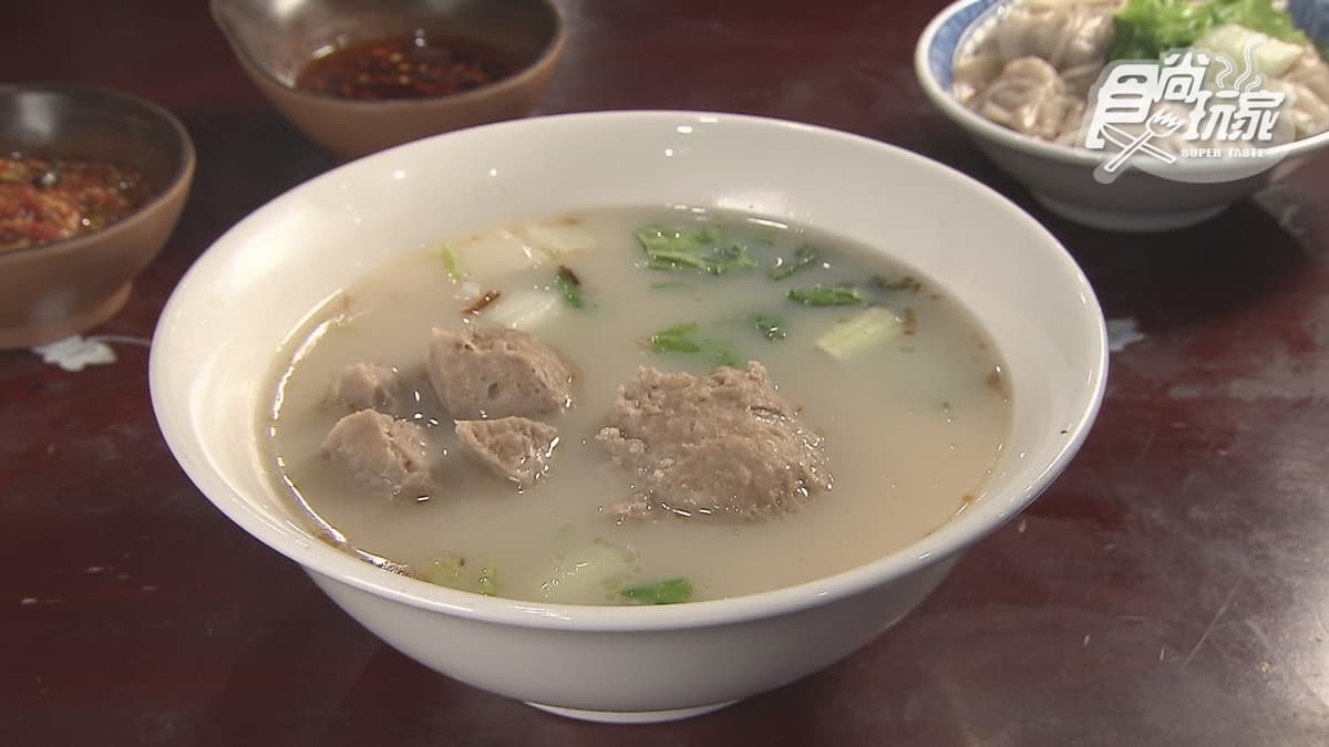 「貢丸湯」裡的貢丸超大一顆，都是店家自己手工製作。