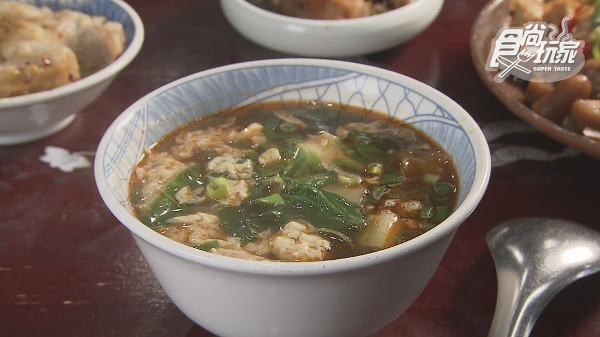 「牛肉蛋花湯」湯頭用蔬果、紅蘿蔔燉煮，還喝得到牛肉的精華。