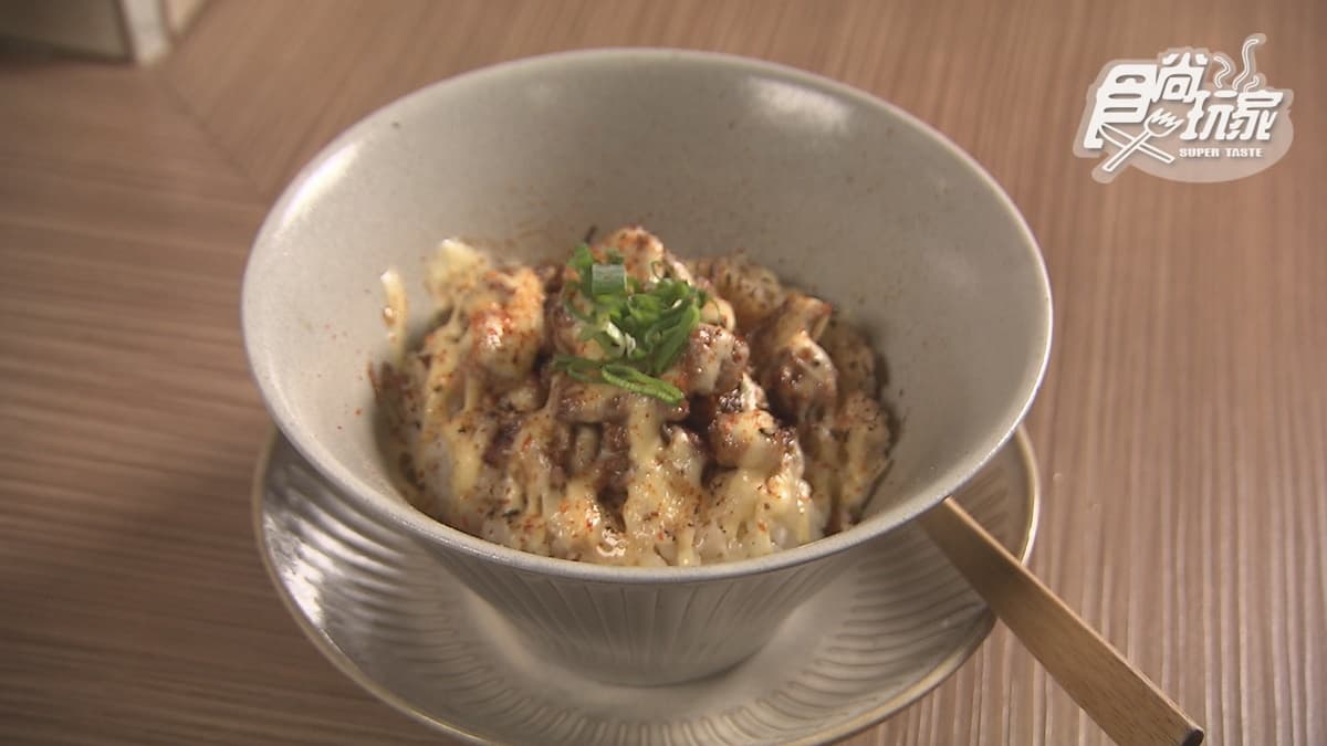 「炙燒牛肉飯」上頭的美乃滋加入芥末，吃起來有濃濃的日式風味。