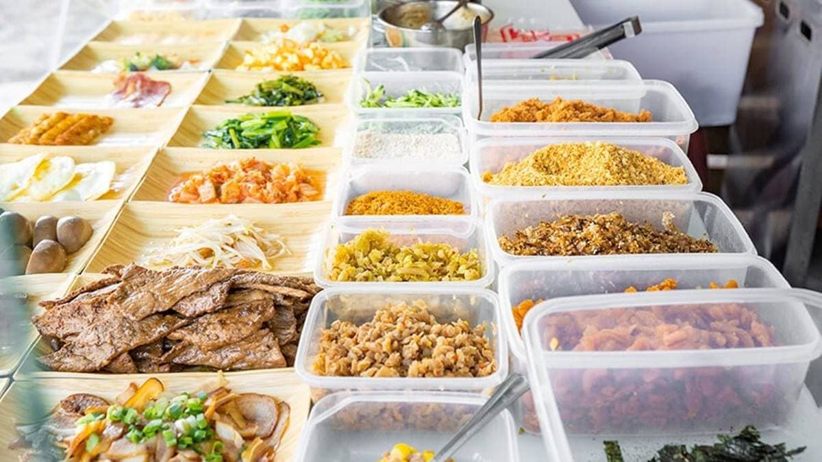 飯糰提供超過30種配料選擇，種類相當多元。（圖片來源：虎麗笑嗨嗨）