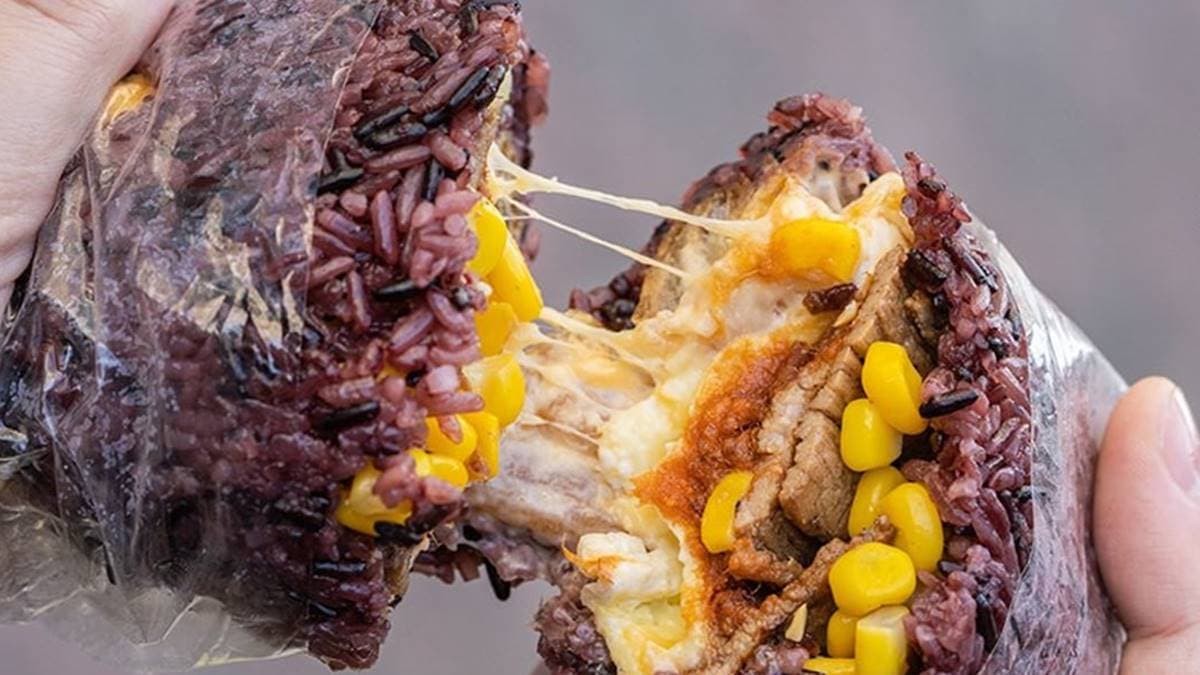 起司控必吃這款「起司燒肉飯糰」，趁熱享用還會有療癒拉絲！（圖片來源：虎麗笑嗨嗨）