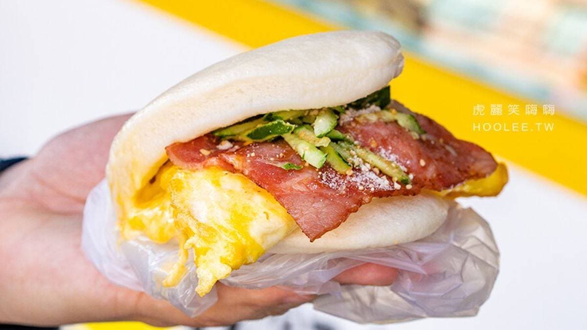 「起司培根蛋刈包」口感厚實軟綿，吃起來鹹香富含奶味。（圖片來源：虎麗笑嗨嗨）