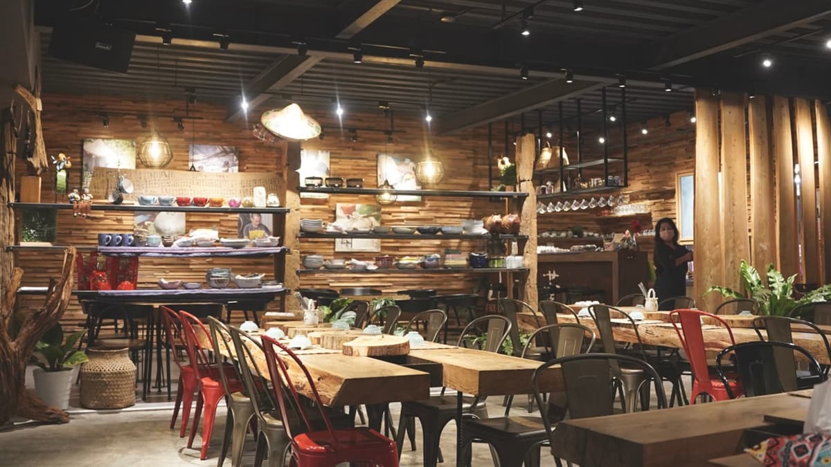 店內空間寬敞，裝潢採用大量的木製家具。（圖片來源：廢人老P）