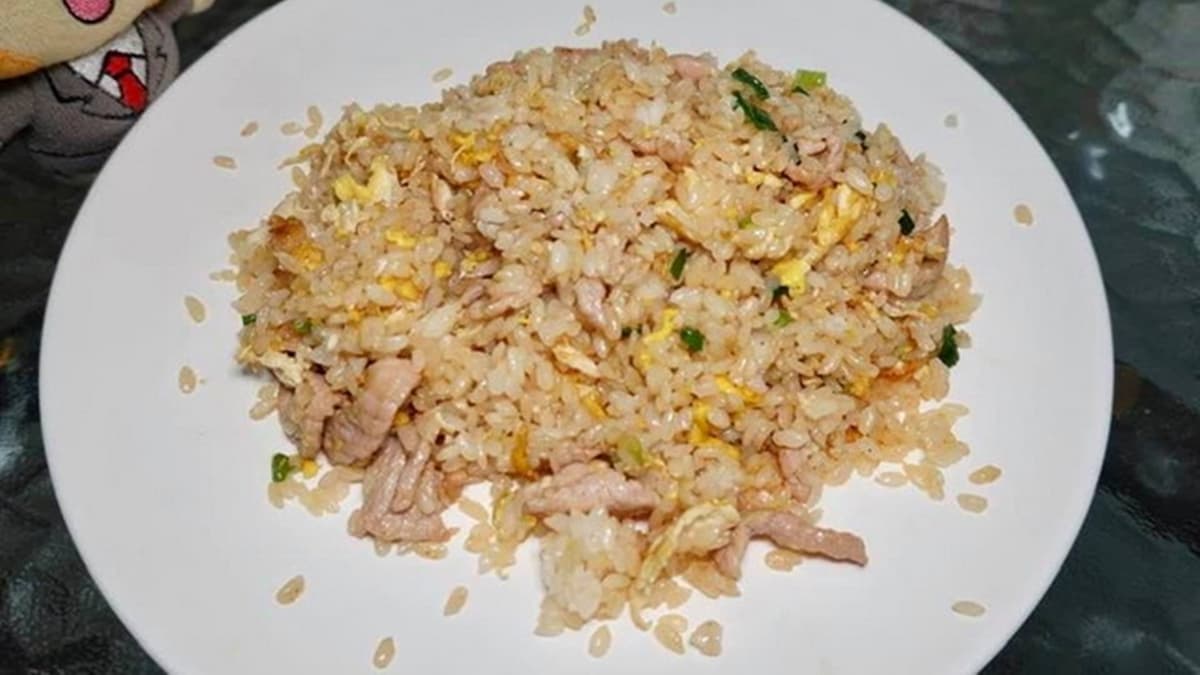「蒜味肉絲蛋炒飯」炒得粒粒分明，肉絲也算夠多。（圖片來源：貓大爺）