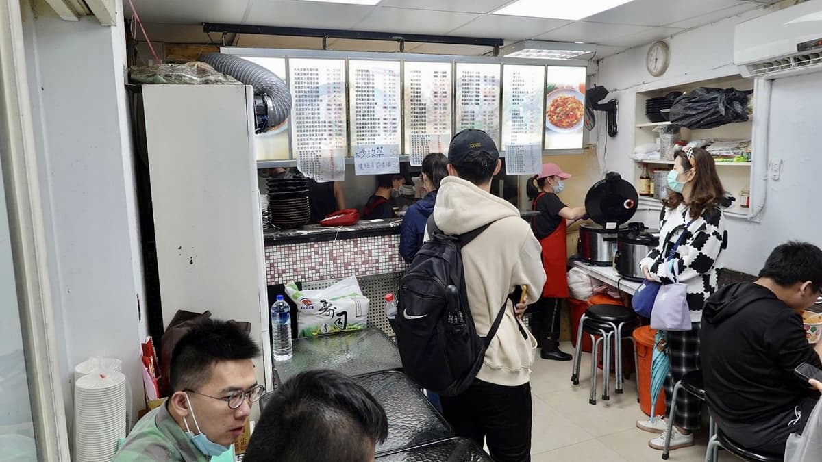 店內空間不大，因此生意好時總是很擁擠。（圖片來源：貓大爺）