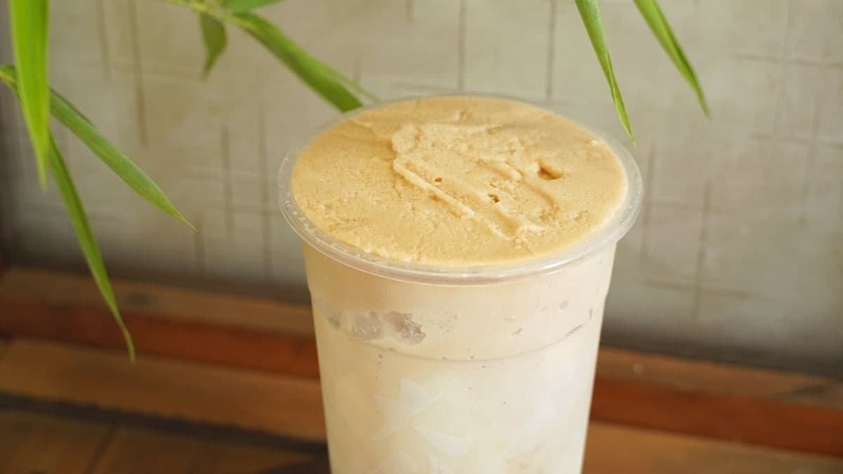 「花生沙牛奶」特別用手炒花生製作，香氣迷人。（圖片來源：狐狸金的日常）