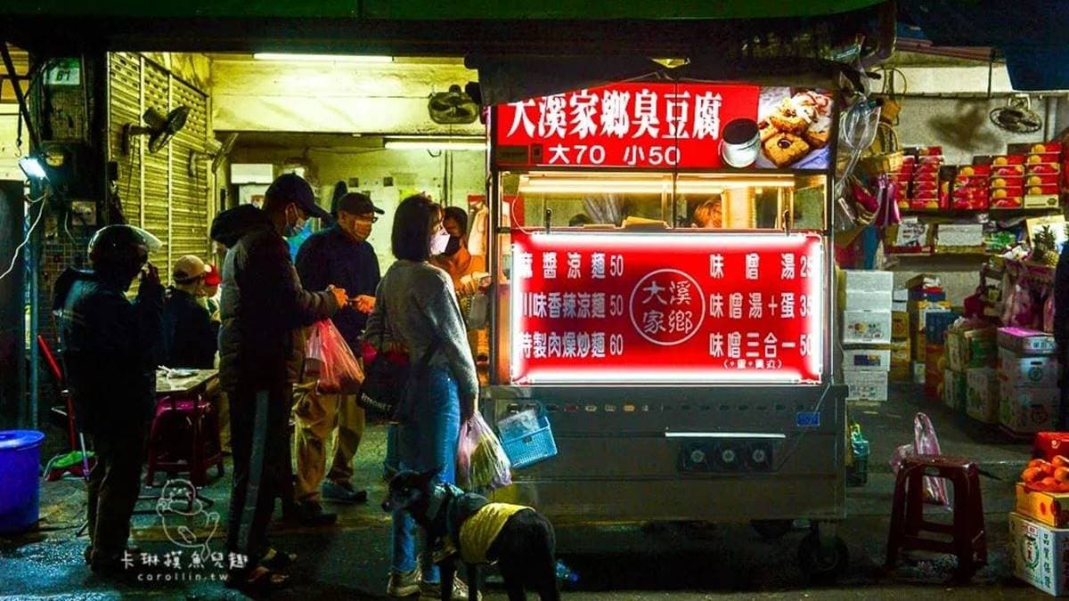 「大溪家鄉臭豆腐」是北投市場周邊的人氣小吃，連在地人都愛排隊。（圖片來源：卡琳。摸魚兒趣）