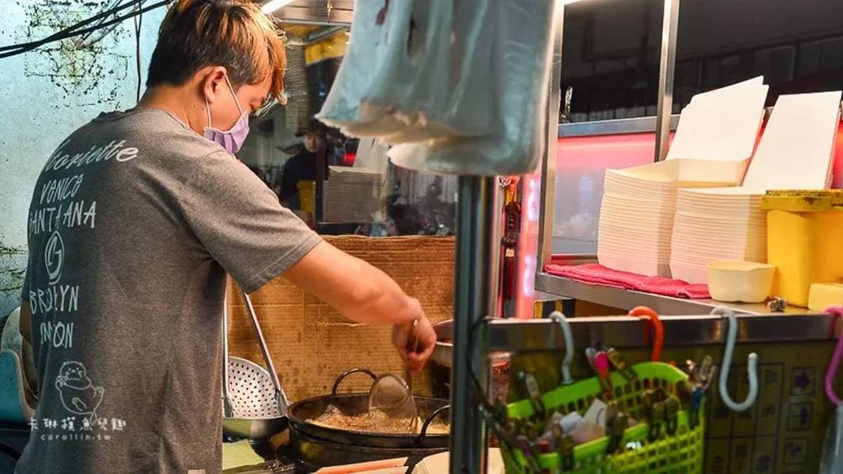 生意相當不錯，店家的手都停不下來，一直忙著炸臭豆腐。（圖片來源：卡琳。摸魚兒趣）