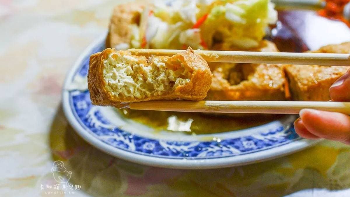 臭豆腐炸得很酥脆，是個剛剛好的程度，外酥內嫩的口感很好。（圖片來源：卡琳。摸魚兒趣）